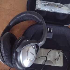 Bose Black and Silver QC15 Headphones with Case& Accessories NEW